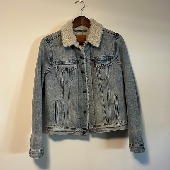 Levis Women’s Sherpa Trucker Jacket - Picture 1 of 3